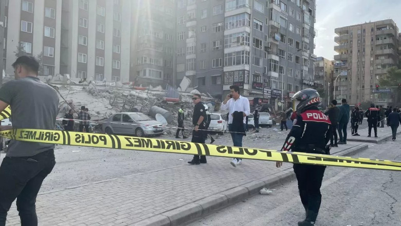 Şanlıurfa'da 6 katlı bina çöktü