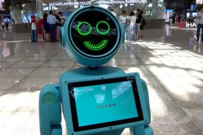 İstanbul Havalimanındaki yardımcı robotlar