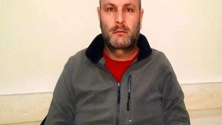 Yaşlı adam, sandık görevlisine sorar: