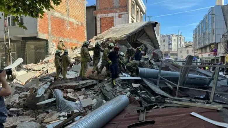 İstanbul Küçükçekmece'de Bina Çöktü: Enkaz Altında Kalanlar Var