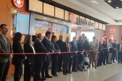 Afyonkarahisar'da Burger King Açılışı Tartışma Yarattı: Boykot Çağrıları ve AK Partili Yöneticilerin Katılımı Gündemde